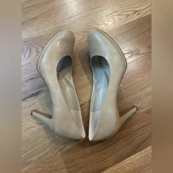 Naturalizer Lennox, Taupe Round Toe Patent Leather Pumps Size 9 - Picture 7 of 11